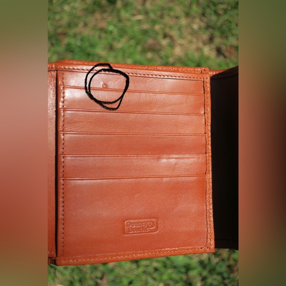 90’s Dooney & Bourke British Tan Bi-Fold Wallet – Excellent Condition! - Picture 7 of 7